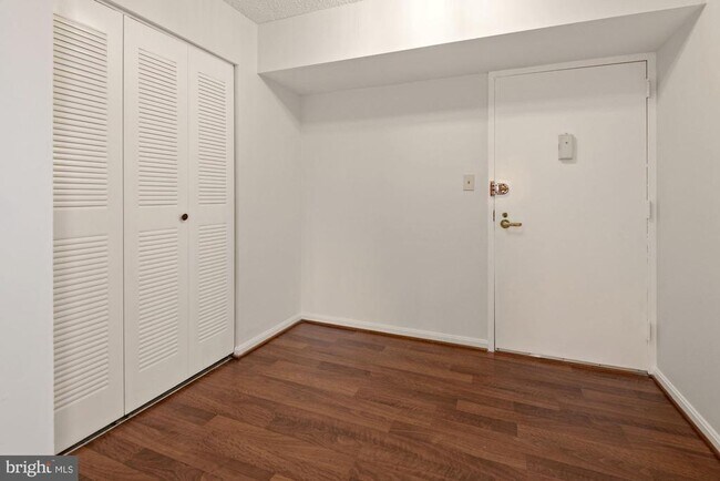 Building Photo - 3800 Powell Ln