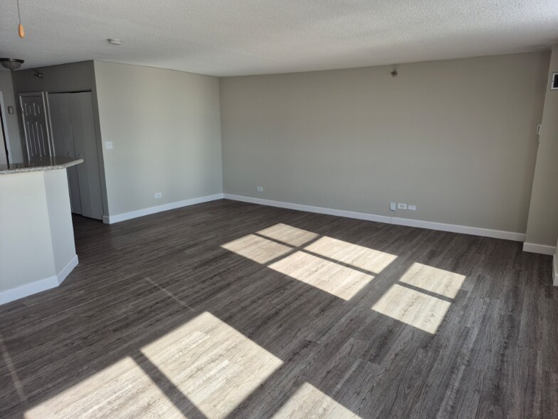 Building Photo - 5885 Forest View Rd