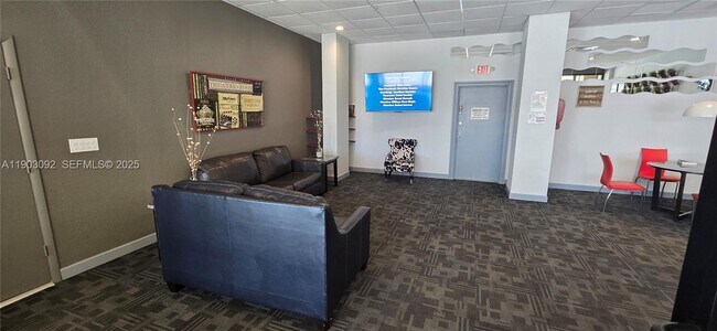 Building Photo - 400 Kings Point Dr