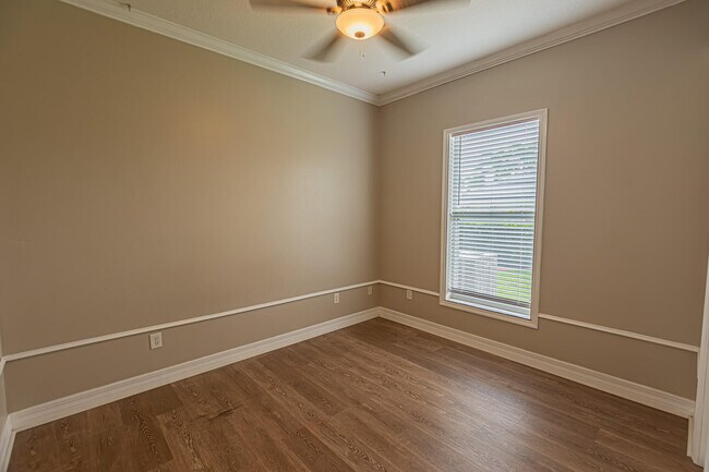 Building Photo - 1326 SW Briarwood Dr