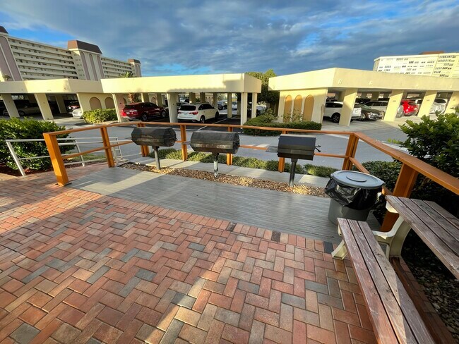 Building Photo - 4750 Cove Cir