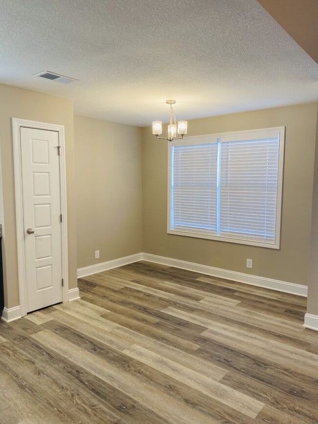 Building Photo - Comfort & Location Combined
