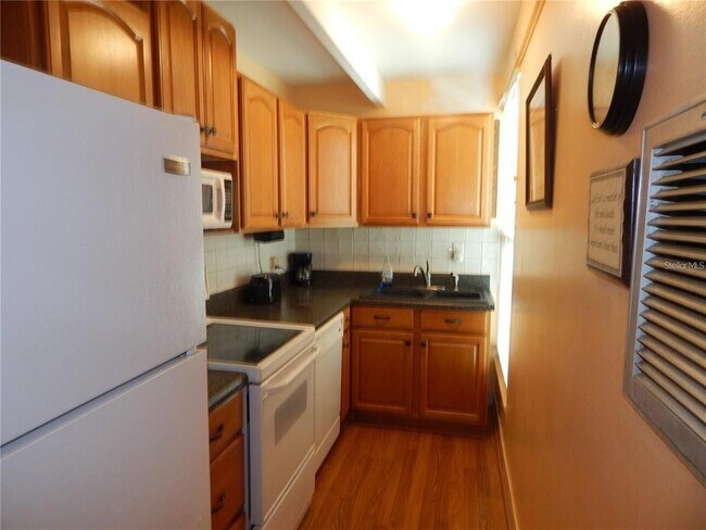 Building Photo - 3821 Club Cir