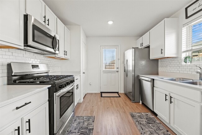 Building Photo - 7207 Clover Chase Dr