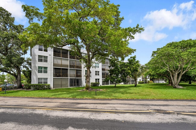 Building Photo - 103 Royal Pk Dr
