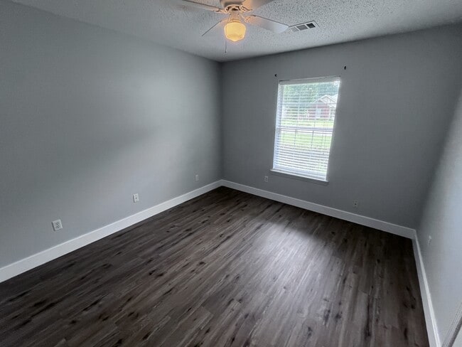 Building Photo - 33 Shaded Oaks Dr