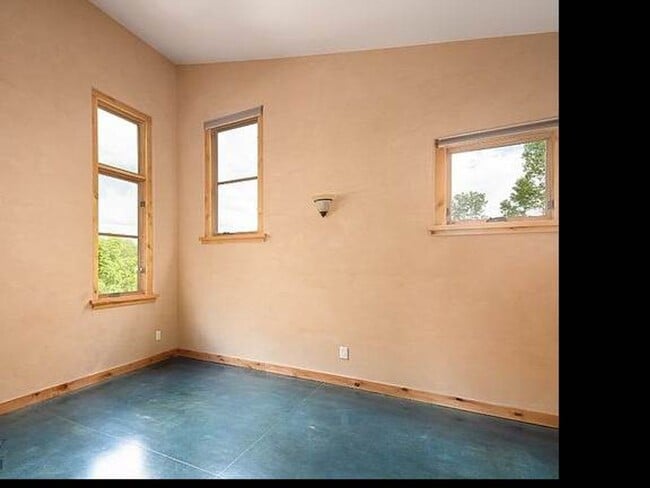 Building Photo - 4 Bedroom 3 Ba  Rare beauty and the essence of Bozeman