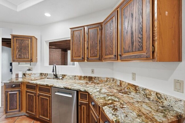 Building Photo - 770 N Lazy J Wy