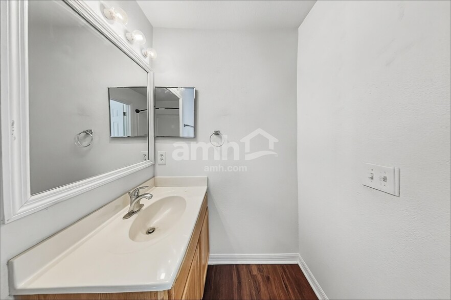 Building Photo - 10421 Opus Dr