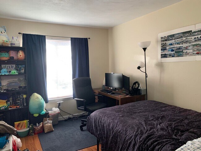 Building Photo - Spacious 3 Bedroom Apartment!