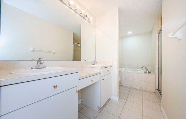 Building Photo - Beautiful 4 bedroom 3 bath townhome