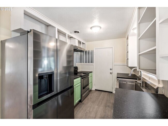 Building Photo - Classic Hillsboro Home with Two Spacious B...