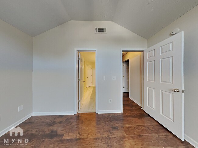 Building Photo - 207 Lake Forest Dr