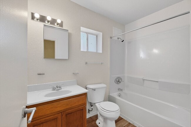 Building Photo - 4 bedroom 2.5 bath home in East El Paso!