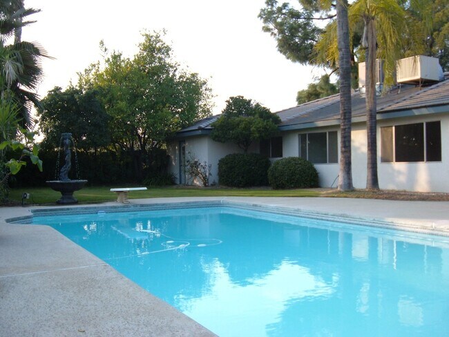Building Photo - Beautiful 4 Bedroom House in NW Bakersfiel...