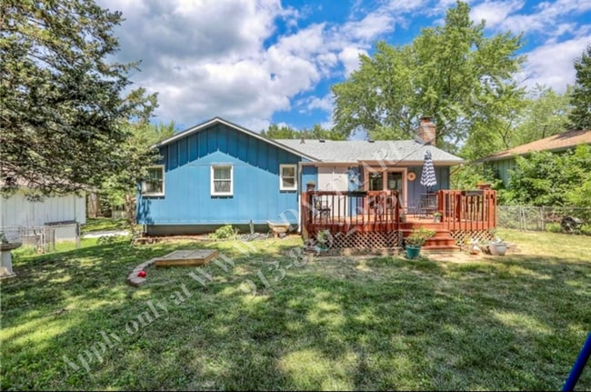 Building Photo - Beautiful 3 Bed 2.5 Bath Raised Ranch in L...