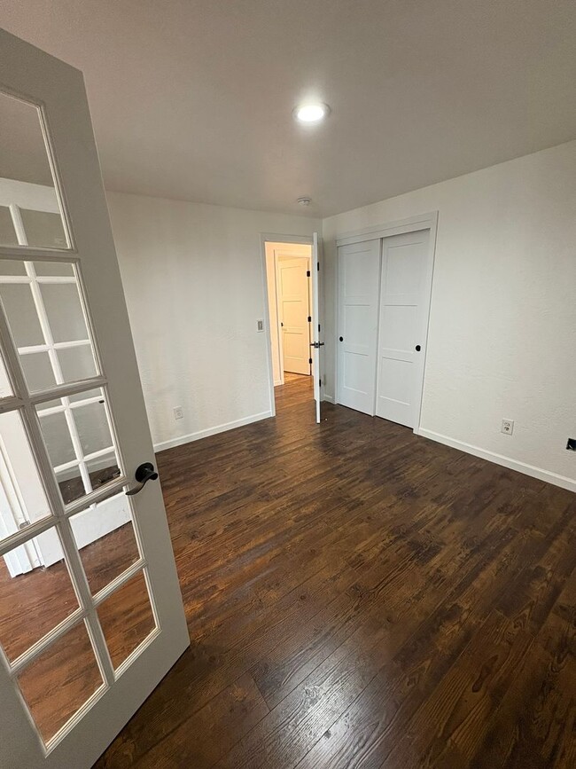 Building Photo - 4 Bed 2 Bath House Modern Comfort Meets En...