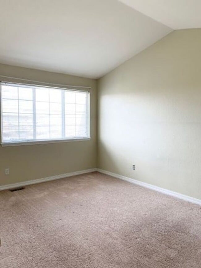 Building Photo - Beautiful Townhome in South Ft Collins!