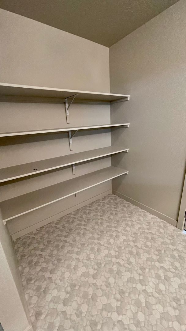 Building Photo - $2,199.00 / Large 4 bed 2 bath / 3 car gar...