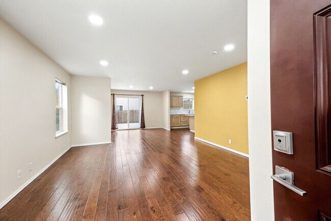 Building Photo - 4 bed 2.5 bath available now in Bothell