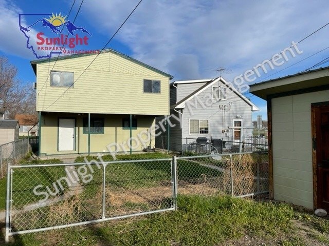 Building Photo - Check out this single family home with 3 bedrooms and 2 baths.