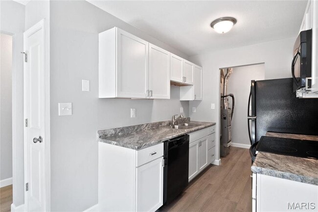 Building Photo - 701 Oak Hollow Ct