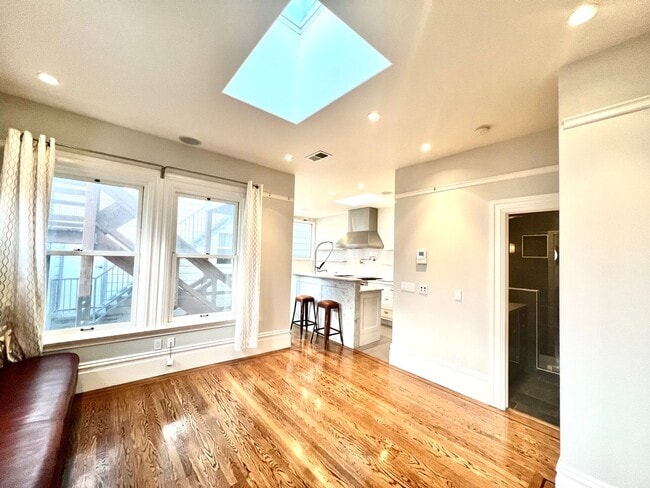 Building Photo - Welcome to North Beach! Premier 1 bed/ 2 B...