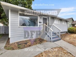 Building Photo - 5 Bed, 2 Bath Home Conveniently Located in...