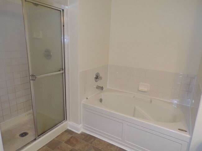 Building Photo - Odenton, 3 level twhs, end unit, Master su...
