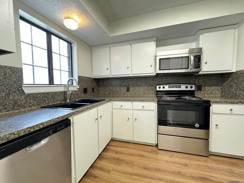Building Photo - 1732 Manor Oak Dr
