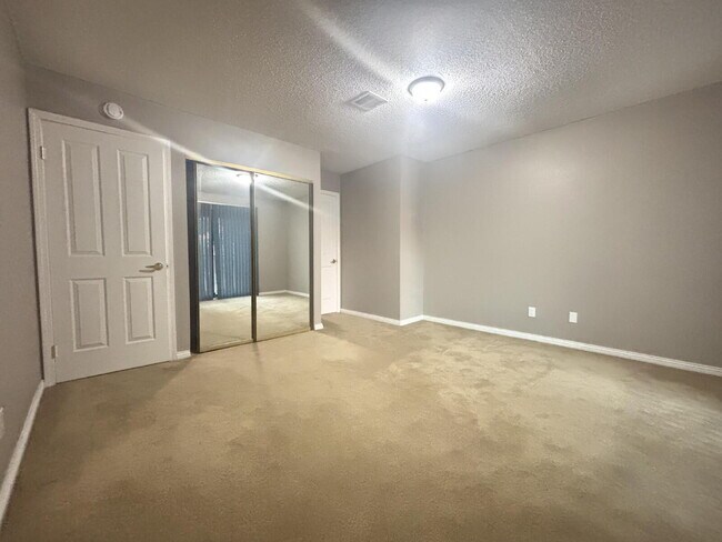 Building Photo - 2 Bed |1 Bath Multi-Family Unit with Private Backyard for Rent – North Las Vegas