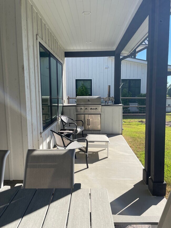 Large Back Porch with Gas Grill - 19601 Flying J Blvd