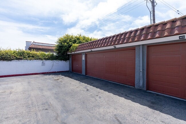 Building Photo - 2 Bedroom + 1.5 Bathroom Condo | Fashion Park Oxnard | Unfurnished