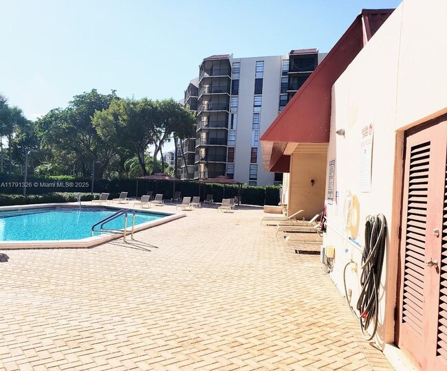 Building Photo - 3101 N Country Club Dr