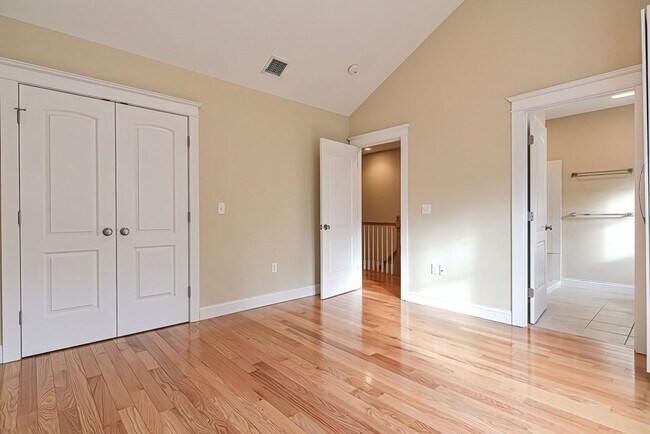 Building Photo - 2 Bedroom 2.5 Bathroom