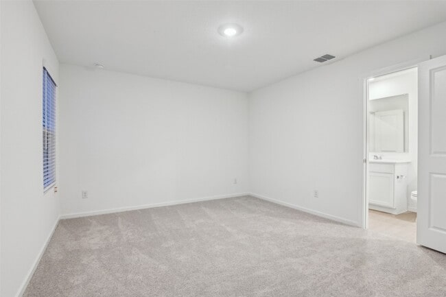 Building Photo - 726 Ponderosa Ln