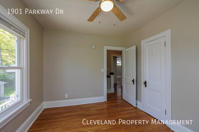 Building Photo - Updated Cleveland Hts. Colonial