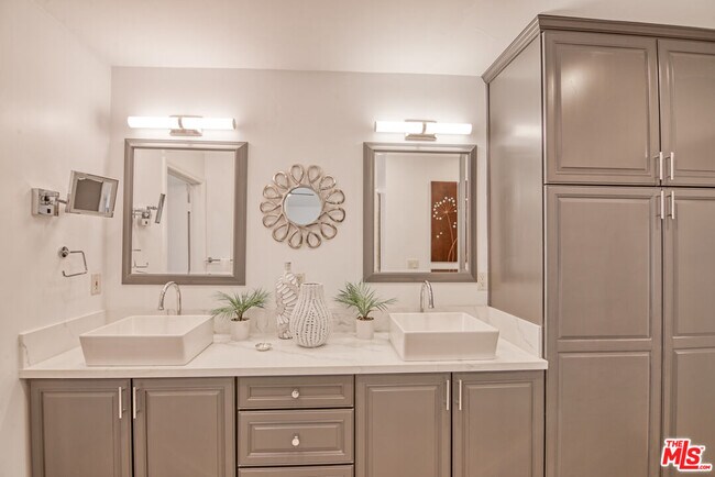 Building Photo - 36422 Sandsal Cir