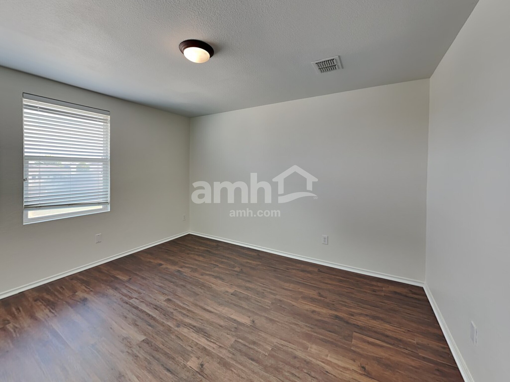 Building Photo - 1409 Laurel Ln