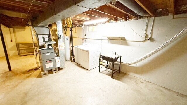 Building Photo - NORTH EAST SIDE 2 BEDROOM WITH BASEMENT!  AVAILABLE NOW!
