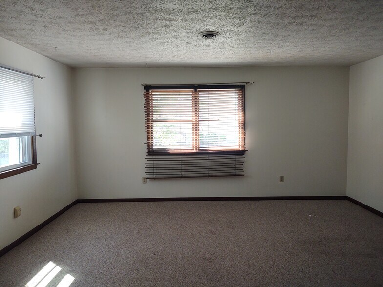 Living Room - 513 W Chocolate Ave