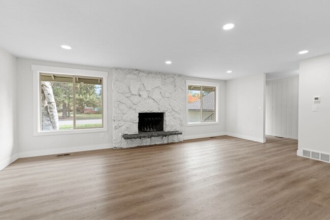 Building Photo - Gorgeous South Hill Home