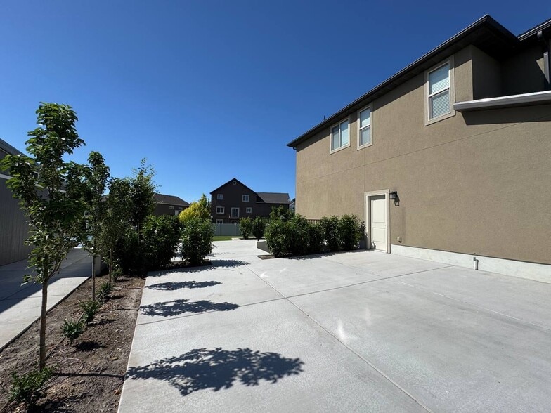 Parking - 698 S Lake View Dr