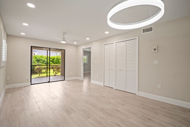 Building Photo - Nicely Renovated 2 bedrooms 2 bathrooms Co...