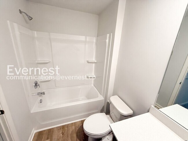 Building Photo - 3 Bed/2.5 Bath Town Home with Garage / Pet-Friendly / Vouchers Accepted / Coming Soon!