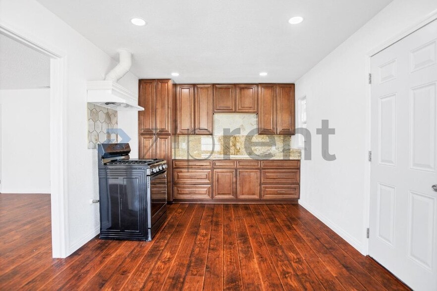 Building Photo - 1335 E Brown Ave