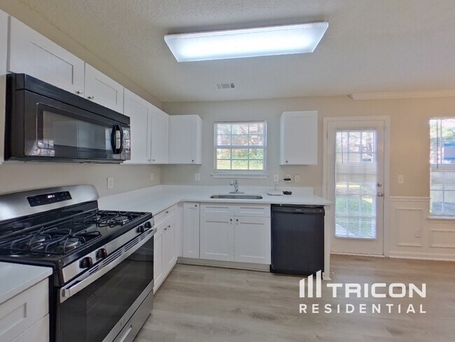 Building Photo - 1896 Roble Dr