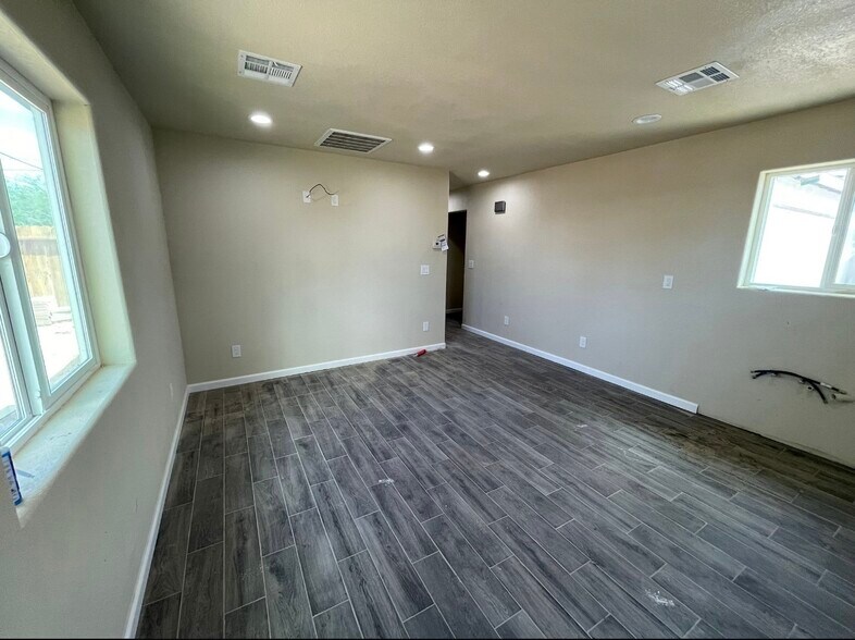 Building Photo - 1506 W Orange Ave