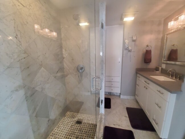 Building Photo - Renovated Pacific Heights 2x2 Condo with g...
