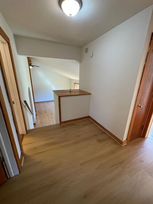 Building Photo - Split Level Home near Willow Lawn